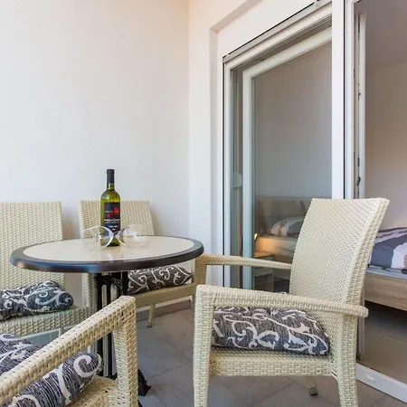 Nettes In Mit Eigenem Balkon By Interhome Apartamento Baška